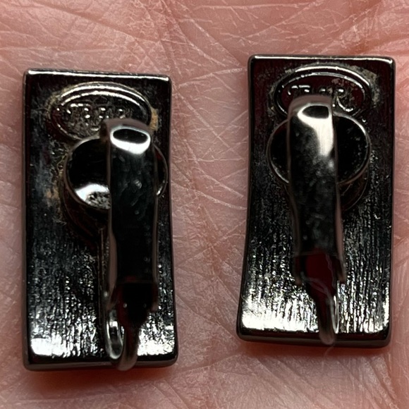 vintage Trifari earrings two tone gold and black clip on - Picture 2 of 3